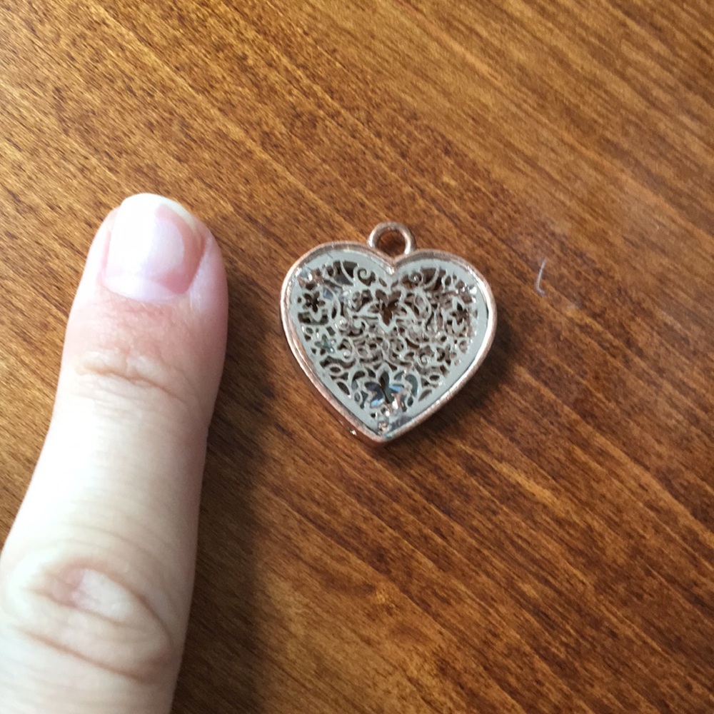Small gold heart pendant